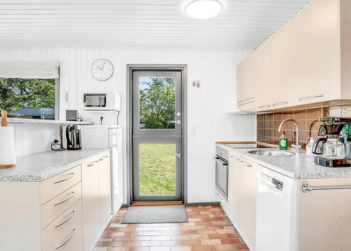 Semesterbostad Lars - 250m From The Sea By Interhome